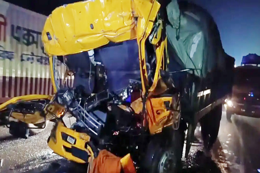 ঢাকা–চট্টগ্রাম মহাসড়কে ট্রাকের ধাক্কা: চালক নিহত