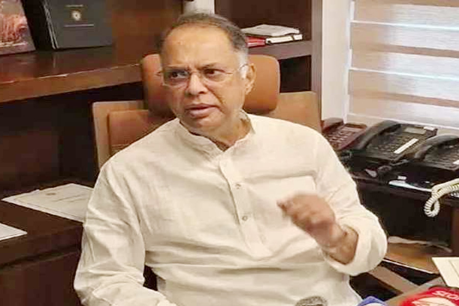 পর্যাপ্ত তেল মজুদ, সংকটের কোনো কারণ নেই: মন্ত্রী