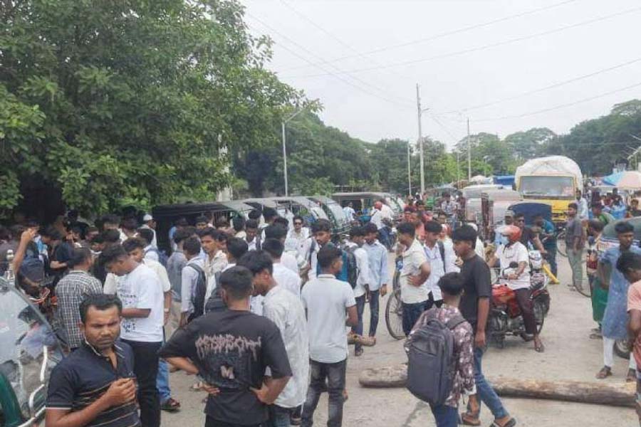 টুঙ্গিপাড়ায় পরীক্ষা কেন্দ্র পরিবর্তনের দাবিতে সড়ক অবরোধ