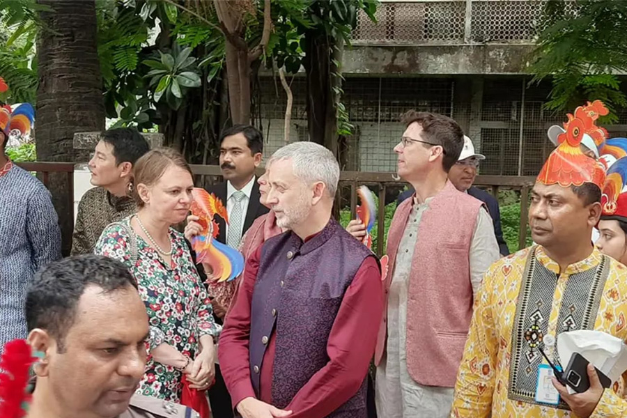 বৈশাখ রাঙালেন বিদেশি কূটনীতিকরা, সেলফি তোলেন ইইউ-নরওয়ে রাষ্ট্রদূতদম্পতি