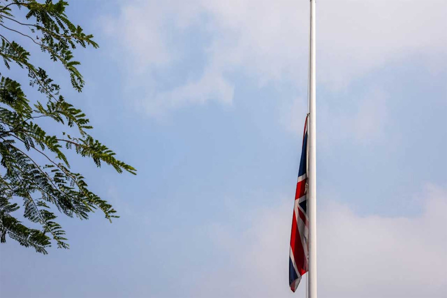 খালেদা জিয়ার সম্মানে ব্রিটিশ হাইকমিশনে জাতীয় পতাকা অর্ধনমিত