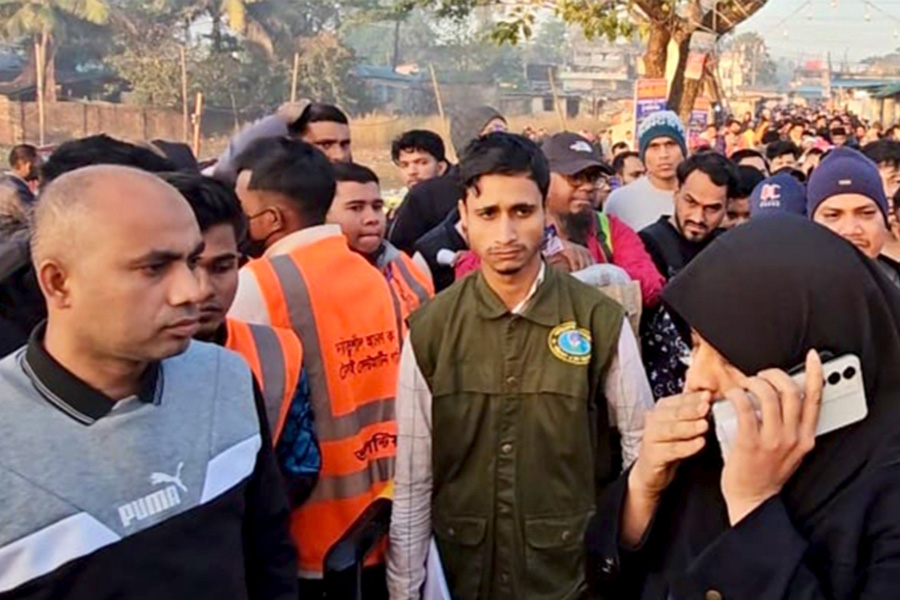 সেন্টমার্টিন যাত্রায় হঠাৎ হুমকি, ইউএনওকে গ্রেপ্তারের দাবি