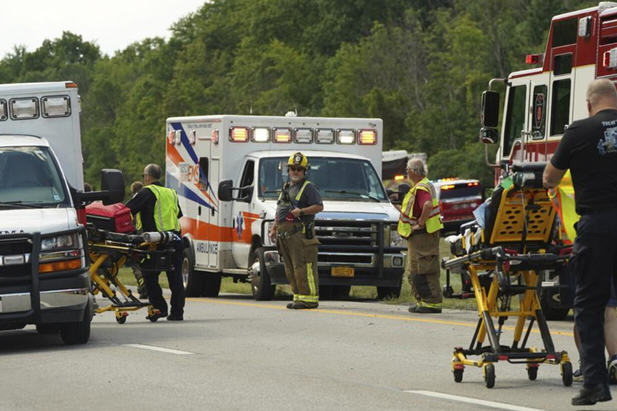 নিউইয়র্কে পর্যটকবাহী বাস উল্টে নিহত ৫