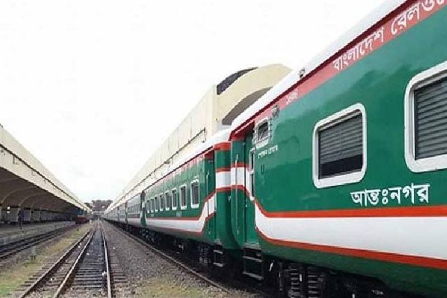 লাকসামে বিকল উদয়ন এক্সপ্রেস, ভোগান্তিতে ৫ শতাধিক যাত্রী