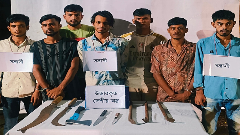 হাজীগঞ্জে যৌথবাহিনীর অভিযানে অস্ত্রসহ কিশোরগ্যাং আটক