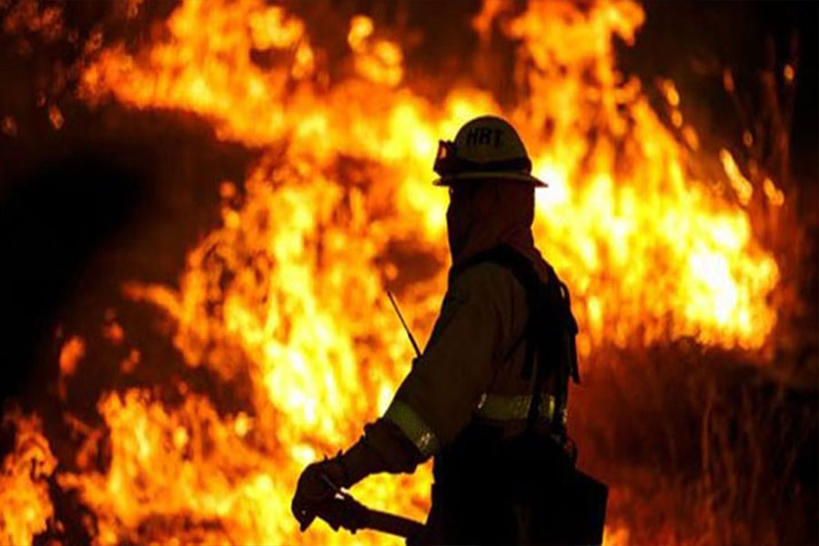 রাজধানীর কামরাঙ্গীরচরে কাপড়ের গোডাউনে আগুন