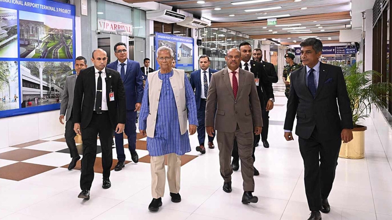 যুক্তরাজ্যের উদ্দেশে ঢাকা ছাড়লেন প্রধান উপদেষ্টা