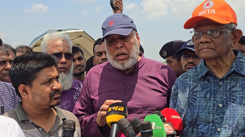 ‘ড্রেজার চালানোর ফলে পদ্মা নদীতে ভাঙন দেখা দিয়েছে’