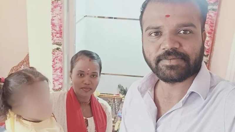 পরকীয়া সন্দেহে স্ত্রীর মাথা কেটে নিয়ে থানায় স্বামী