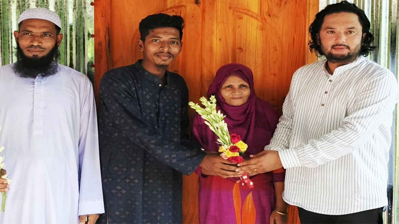 তাড়াশে মানবিক সহায়তার ঘর পেলেন গৃহহীন হামিদা