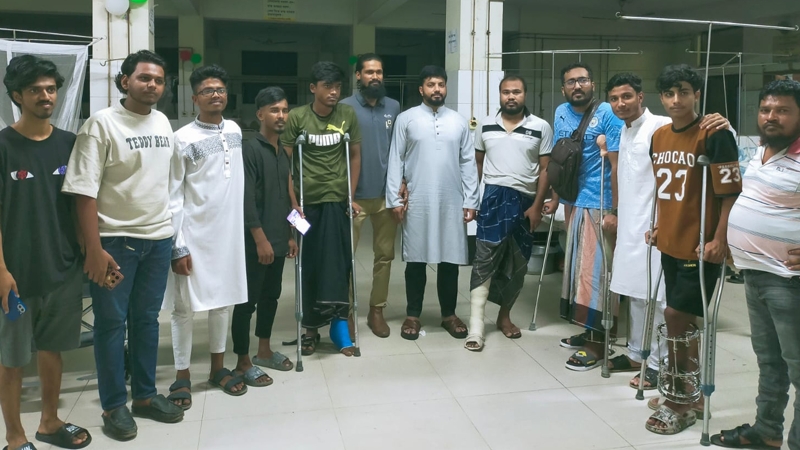 জুলাই অভ্যুত্থানে আহতদের জন্য উপহার নিয়ে হাসপাতালে ইশরাক হোসেন
