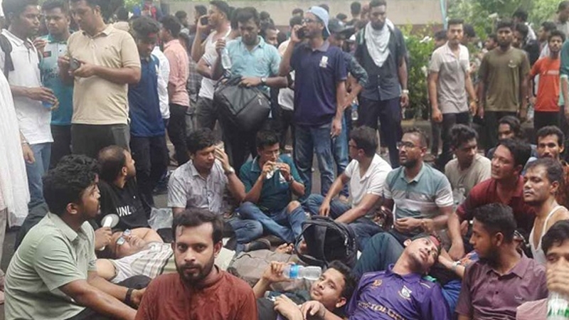 যমুনার সামনে জবি শিক্ষার্থীদের অবস্থান চলমান