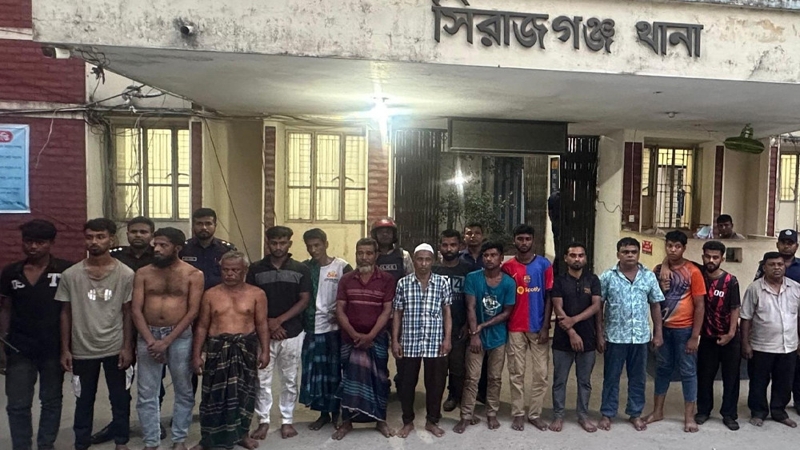 সিরাজগঞ্জে সেনাবাহিনীর অভিযানে আটক ১৭