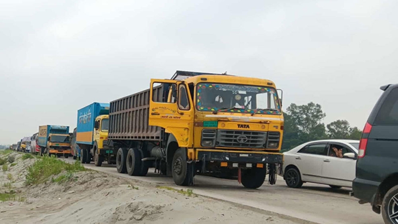 যমুনা সেতুর দুই প্রান্তে ৩০ কিমি যানজট