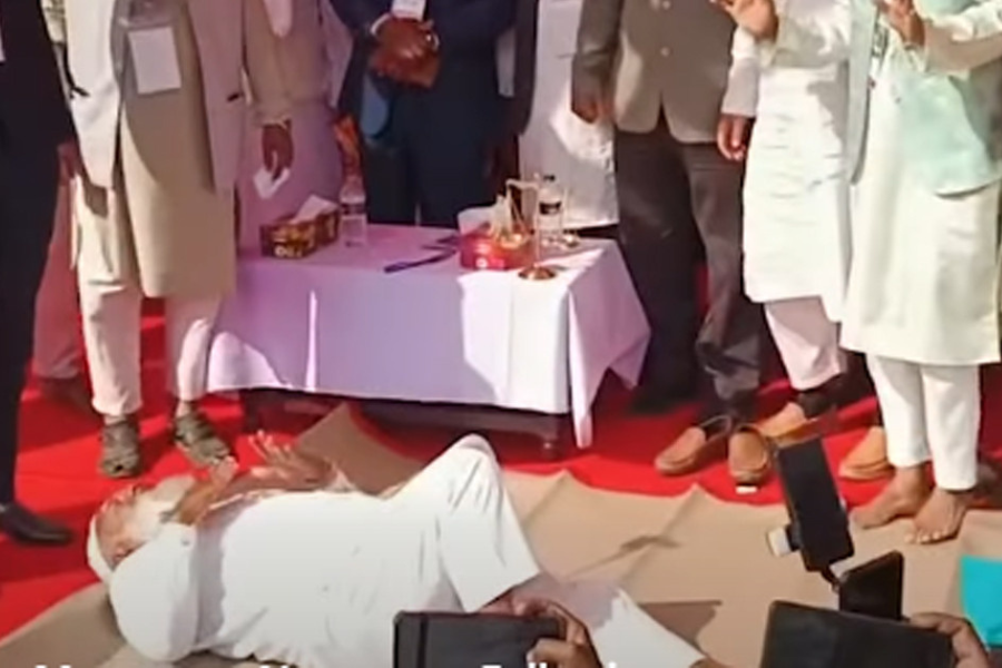 শীতল পাটি উপহার পেয়ে মঞ্চেই শুয়ে পড়লেন জামায়াতের আমির