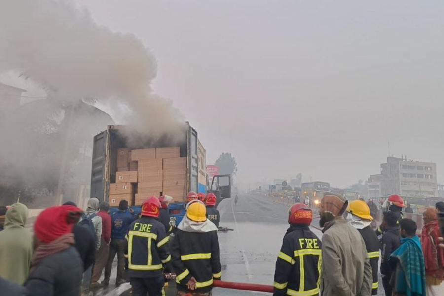 মিরসরাইয়ে মহাসড়কে চলন্ত কাভার্ডভ্যানে আগুন