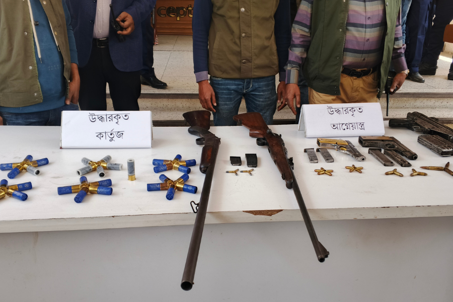 পাবনায় ডিবি পুলিশের বিশেষ অভিযানে আগ্নেয়াস্ত্র-গুলি সহ আটক ৩