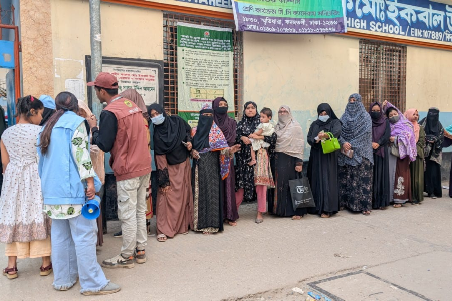 উৎসব মুখর পরিবেশে ভোট গ্রহণ চলছে
