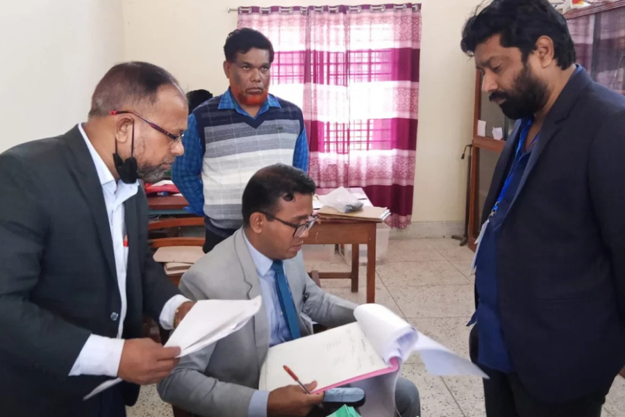 ভোটকক্ষে টাকা বিতরণের অভিযোগে বিএনপির পোলিং এজেন্টকে জরিমানা