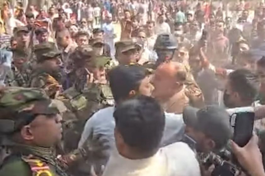 তোপের মুখে নাসীরুদ্দীন পাটওয়ারী, উদ্ধার করল সেনাবাহিনী