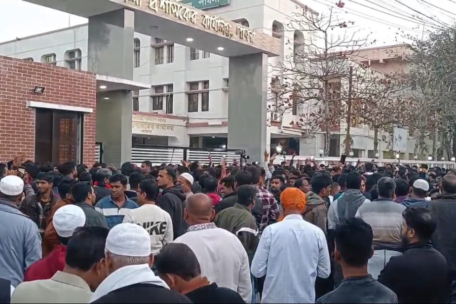 ডিসি অফিস ঘেরাও করে বিক্ষোভ বিএনপি নেতাকর্মীর