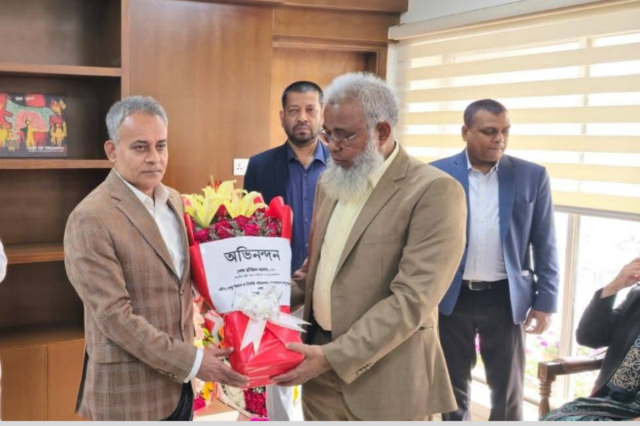 প্রথম কার্যদিবসে মন্ত্রী শেখ রবিউল আলমকে ফুলেল শুভেচ্ছা