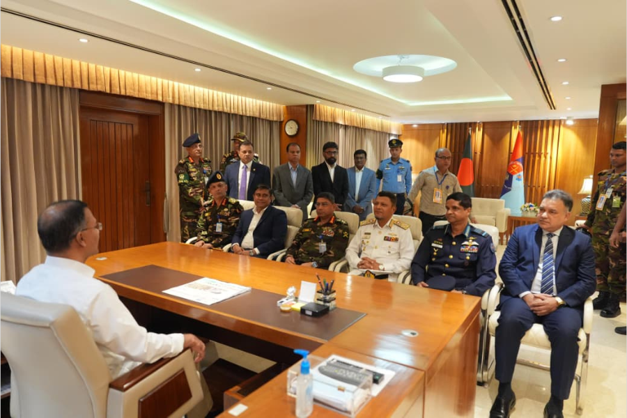 সশস্ত্র বাহিনী বিভাগে অফিস করলেন প্রধানমন্ত্রী