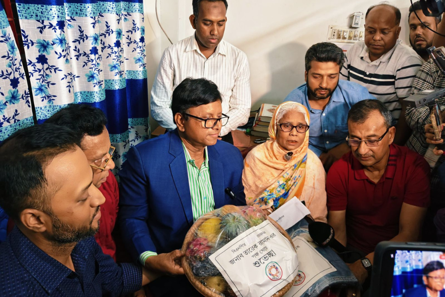ধানের শীষে ভোট দিতে চাওয়া অসুস্থ বৃদ্ধার পাশে প্রধানমন্ত্রী