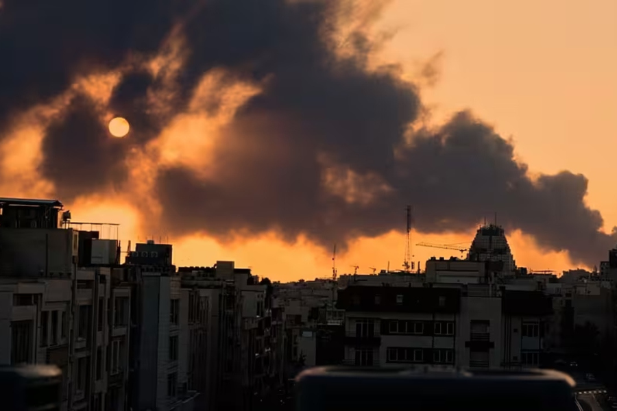 যুক্তরাষ্ট্র-ইসরায়েলের হামলায় ইরানে মৃতের সংখ্যা বেড়ে ১০৪৫