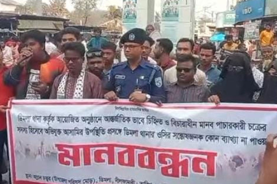 নিজের বিরুদ্ধে মানববন্ধনে দাঁড়ালেন ওসি