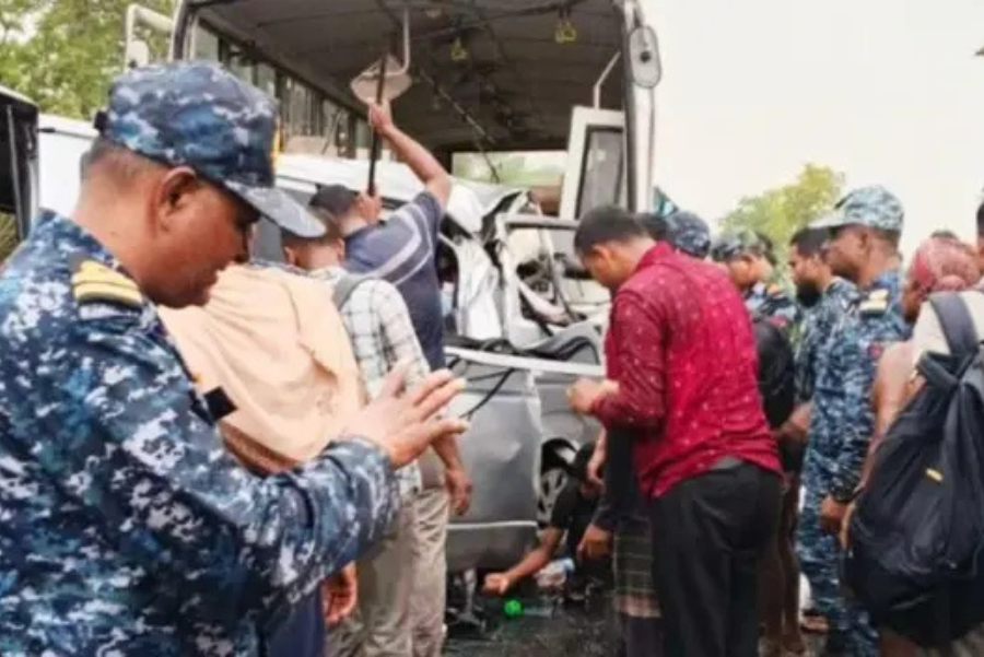 বাগেরহাটে বাসের সঙ্গে মাইক্রোবাসের সংঘর্ষে নিহত ১২