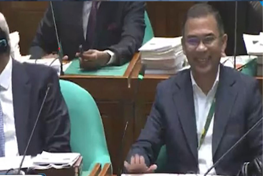 বিরোধীদলীয় উপনেতার বক্তব্যে টেবিল চাপড়ে হাসলেন প্রধানমন্ত্রী