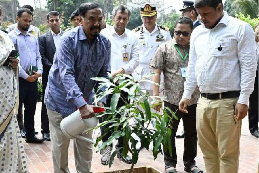 সংসদ প্রাঙ্গণে গাছ লাগালেন স্পিকার ও ডেপুটি স্পিকার
