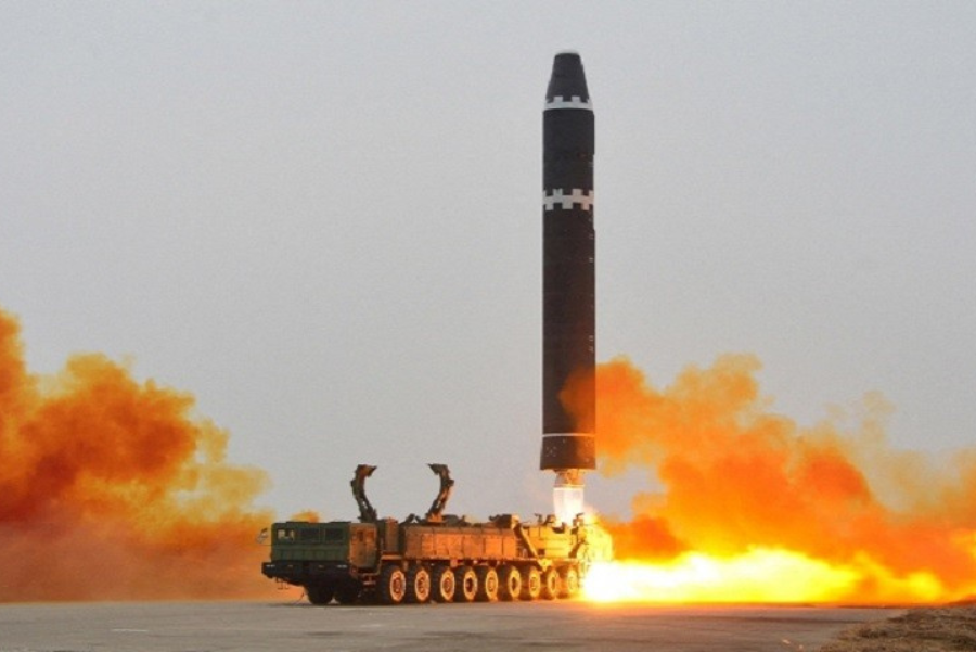 জাপান সাগরে পর পর ১০টি ব্যালিস্টিক ক্ষেপণাস্ত্র ছুড়লেন কিম