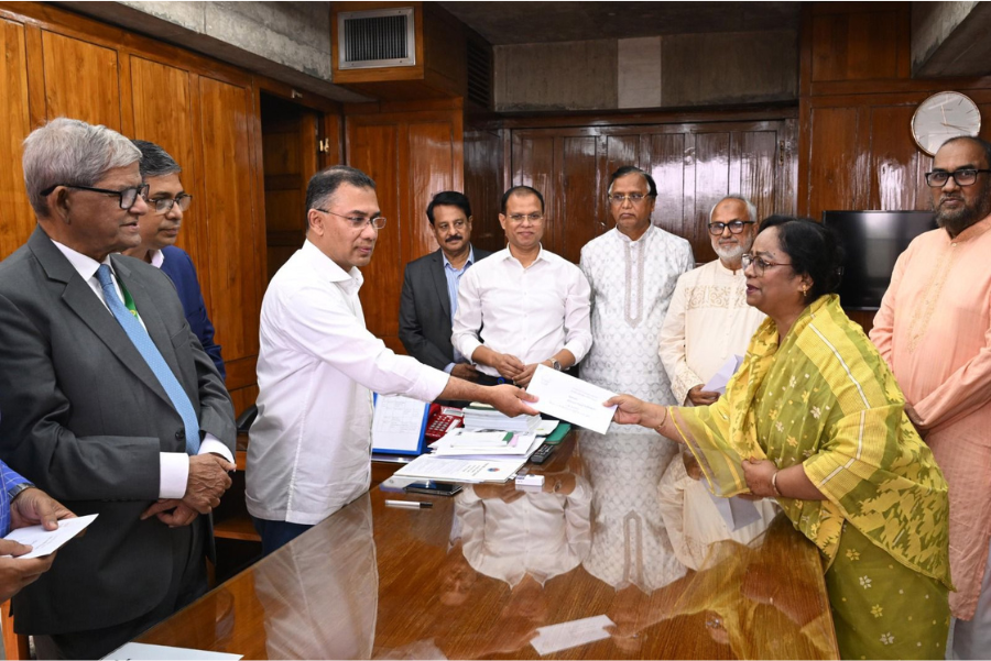 প্রত্যেক পরিচ্ছন্নতা কর্মীকে পাঁচ হাজার টাকা করে ঈদ উপহার দিলেন প্রধানমন্ত্রী