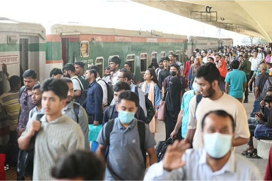 ঈদযাত্রা: শেষ কর্মদিবসে ঘরমুখো মানুষের চাপ