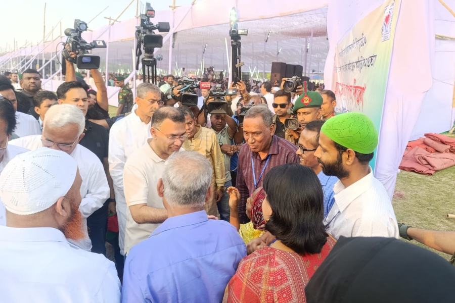 দিনাজপুরে সাদাসিধে সফরে প্রধানমন্ত্রী, স্থানীয়দের বিস্ময়