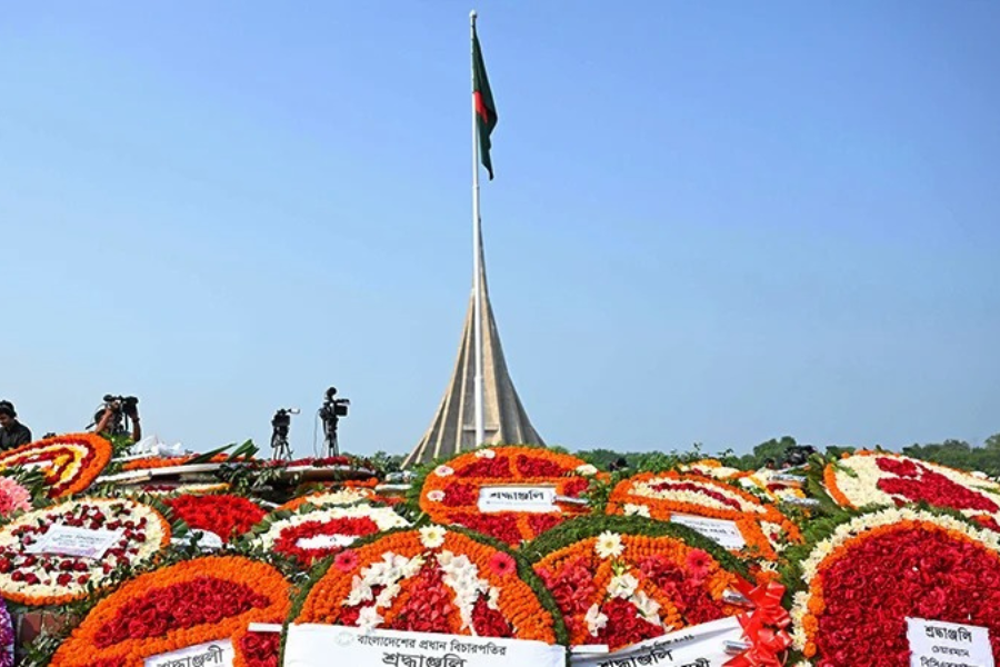 শ্রদ্ধার ফুলে অসাম্প্রদায়িক দেশ গড়ার দৃপ্ত শপথ