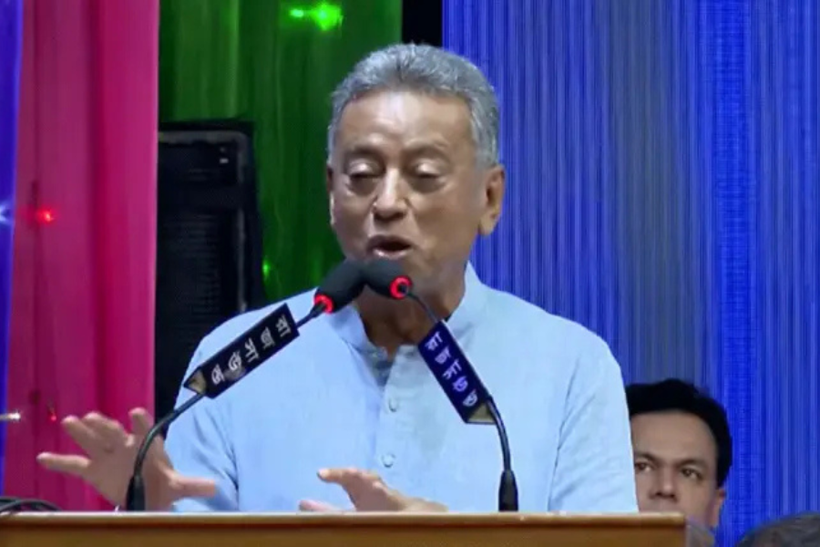 কালোবাজারিরা তেল নিয়ে সরকারের ভাবমূর্তি ক্ষতির চেষ্টা করছে: অর্থমন্ত্রী