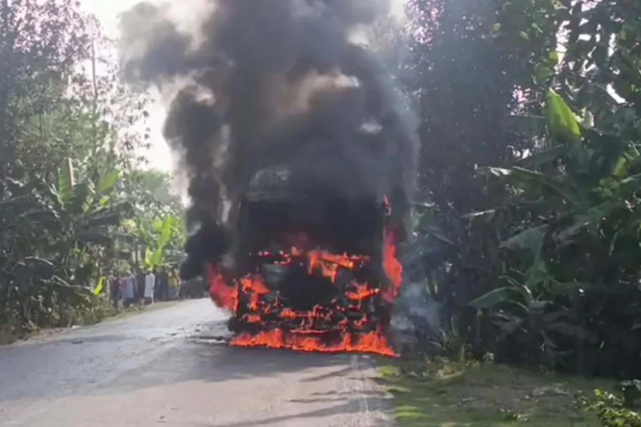 গ্যাস পাইপলাইন লিকেজ, চলন্ত বাসে ভয়াবহ আগুন