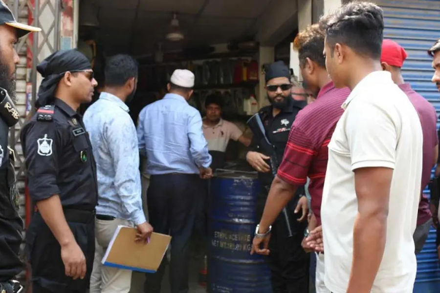 আগারগাঁওয়ে দুই প্রতিষ্ঠানে অভিযান, ২৯৬ লিটার তেল জব্দ
