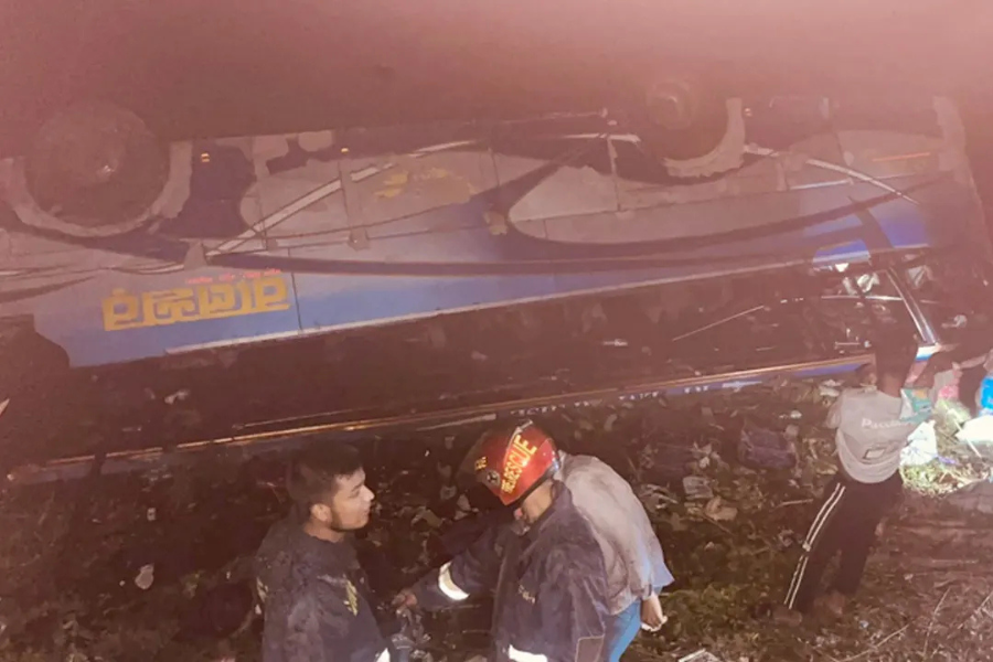 কুমিল্লায় নিয়ন্ত্রণ হারিয়ে যাত্রীবাহী বাস জলাশয়ে