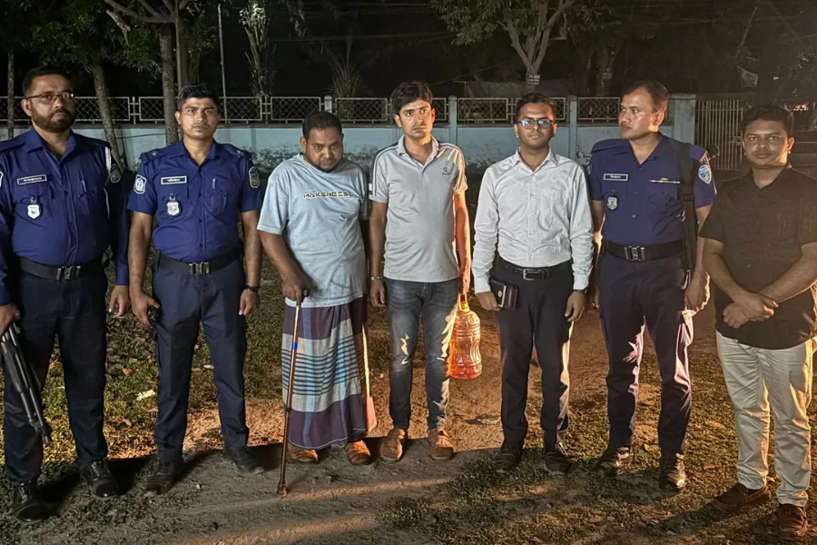 চড়া দামে পেট্রোল বিক্রি: জামাই-শ্বশুর কারাগারে