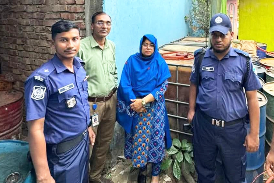 ভ্রাম্যমাণ আদালতের অভিযান: বিপুল জ্বালানি তেল জব্দ ও জরিমানা