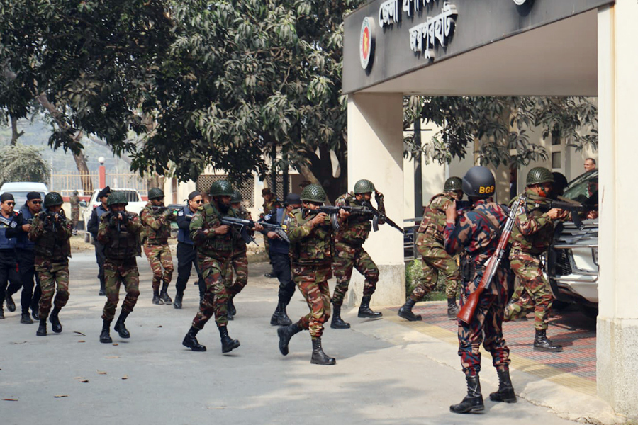 নির্বাচন ও গণভোট সামনে রেখে জয়পুরহাটে যৌথবাহিনীর মহড়া