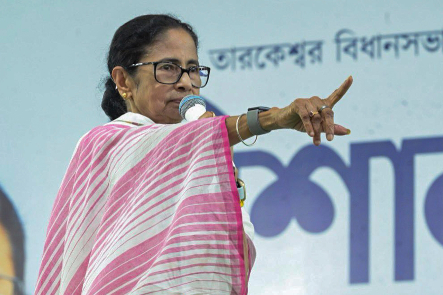 রাস্তার পাশের দোকানের ঝালমুড়ি খেলেন মোদি, ‘নাটক’ বলে কটাক্ষ মমতার