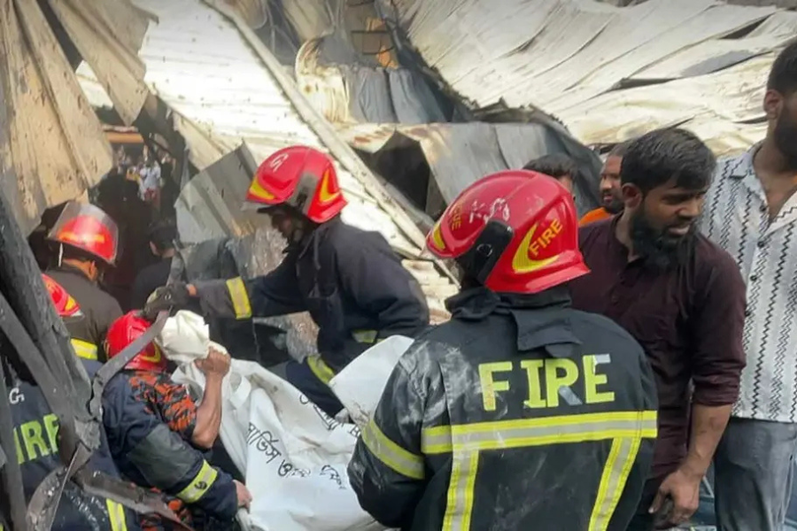 গ্যাসলাইট কারখানায় আগুন: এখনো উদ্ধার কাজ চালাচ্ছে ফায়ার সার্ভিস