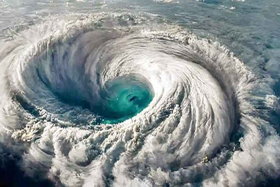 উপকূলে ধেয়ে আসছে ঘূর্ণিঝড় ‘মোন্থা’