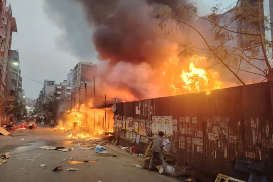 উত্তরায় একটি কাঁচাবাজারে আগুন, নিয়ন্ত্রণে ৫ ইউনিট