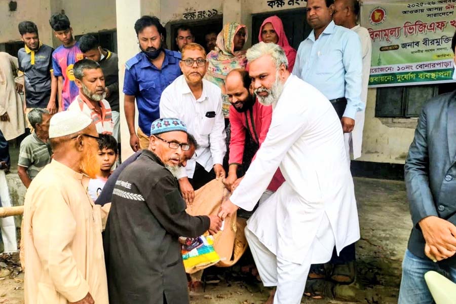 বোনারপাড়া ইউনিয়নে ভিজিএফের চাল বিতরণ